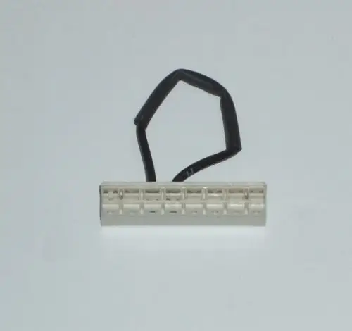Internes Steckmodul von Daikin mit sechs Anschlüssen und einem Kabel. Verwendet für Fühler des Abgaswiderstands in bestimmten Modelle bis Baujahr 2011.